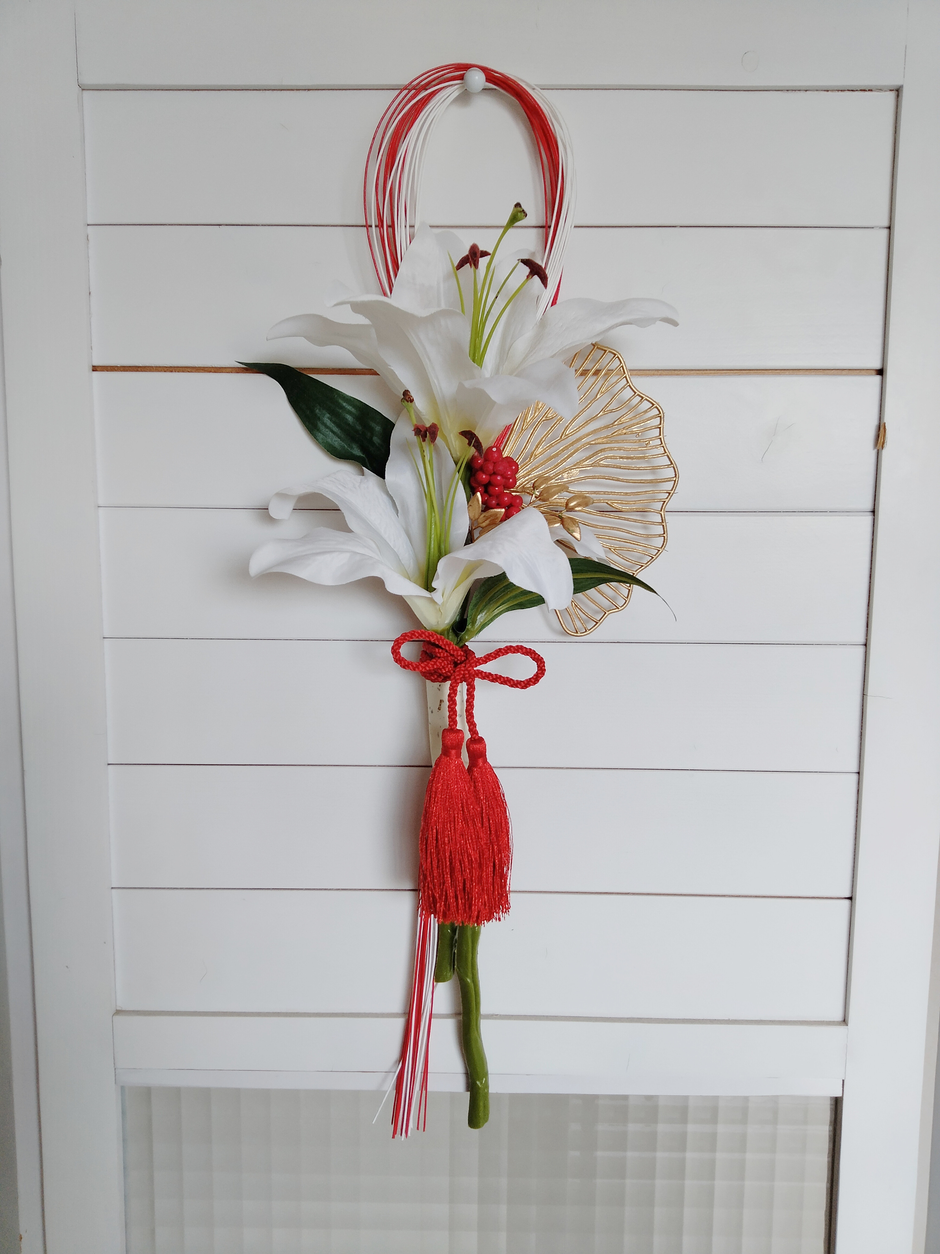 スタイリッシュ　モダン　しめ縄　お正月飾り　しめ飾り　紅白　金　和紙　タッセル　カサブランカ　百合　扇　南天の実 4,232円