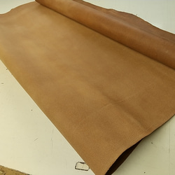 イタリア　ベジタブルオイルレザー　床革型押し　厚さ1.6ｍｍ前後　大きさ　134デシ 1枚目の画像