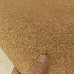 イタリア　ベジタブルオイルレザー　床革型押し　厚さ1.6ｍｍ前後　大きさ　134デシ 2枚目の画像