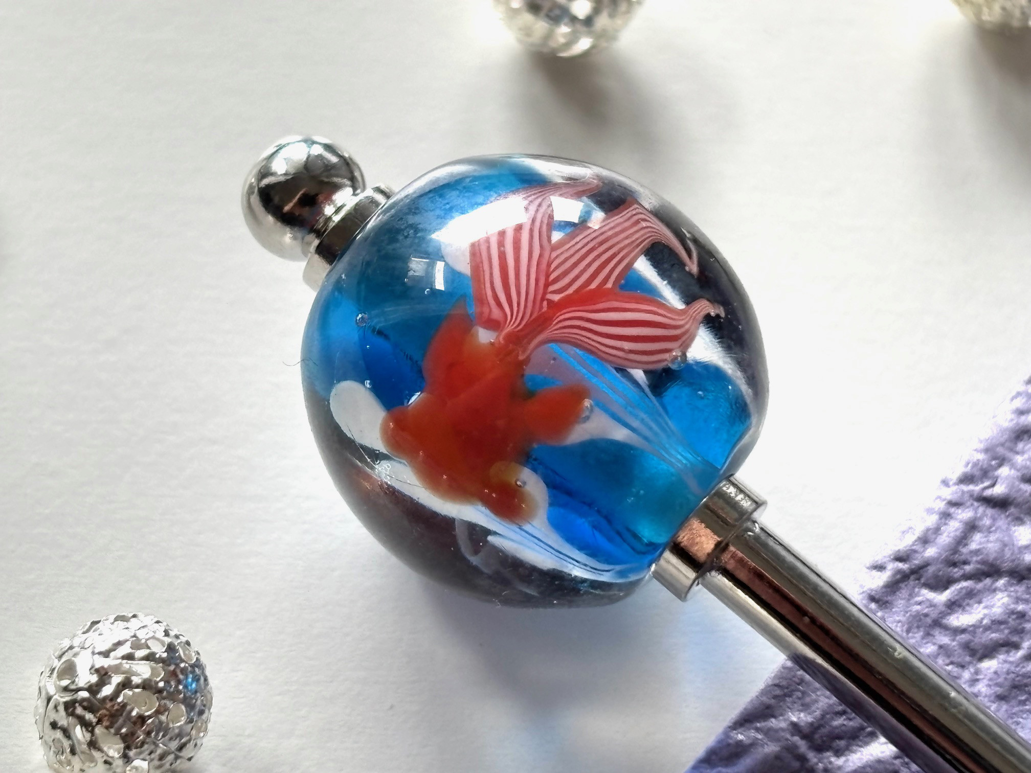 かんざし　赤金魚と黒金魚の水色とんぼ玉　一本挿し　一本簪　青　ブルー　涼しげ　夏　和風　ガラス　トンボ玉　蜻蛉玉