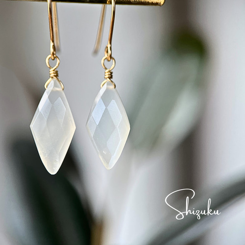 6月の誕生石☆14kgf宝石質ホワイトムーンストーンのダイヤカットピアス  