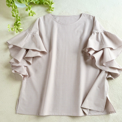 ゆったりプルオーバー　ギンガムチェック　ハンドメイド 再販❣️ギンガムチェックゆったりめなフリル袖のプルオーバー白