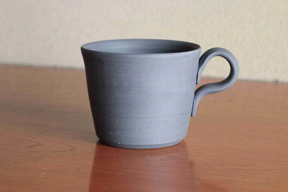 備前焼のコーヒーカップ（ブルーグレー、ストレート） 1枚目の画像