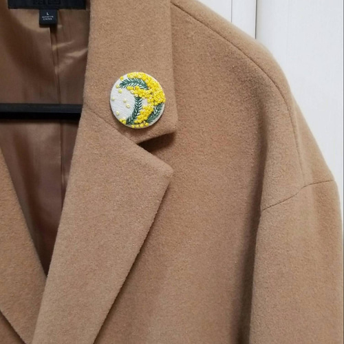 受注製作】手刺繍ブローチ・ヘアゴム 《私のミモザ》くるみボタン