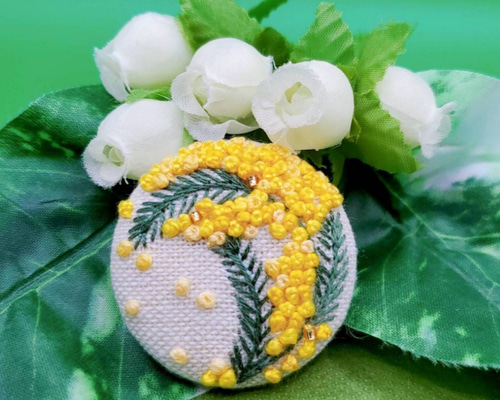 くるみボタン　刺繍　ヘアゴム　ブローチ　ミモザシリーズ 受注製作】手刺繍ブローチ・ヘアゴム 《私のミモザ》くるみボタン