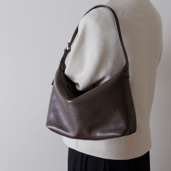 レトロな革ショルダーバッグ斜め掛けスマホショルダー長財布収納可能 3枚目の画像
