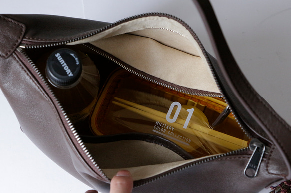 レトロな革ショルダーバッグ斜め掛けスマホショルダー長財布収納可能 9枚目の画像