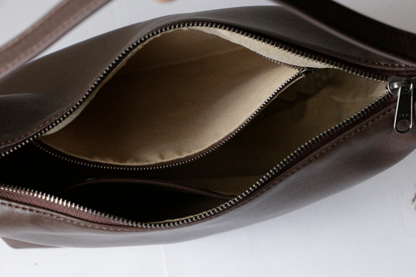 レトロな革ショルダーバッグ斜め掛けスマホショルダー長財布収納可能 8枚目の画像