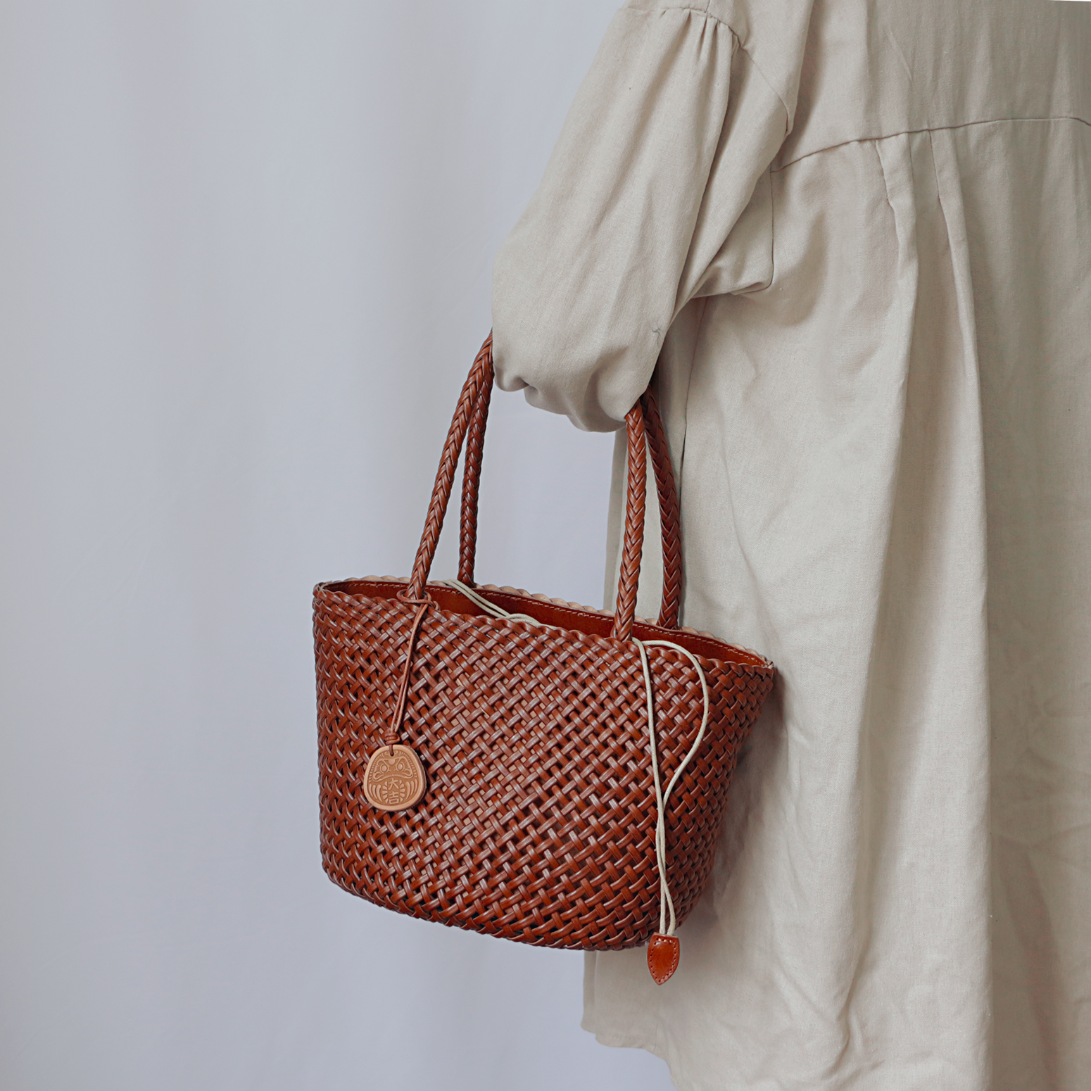 レトロな本革ハンドバッグカゴバッグ　手編み巾着大容量通勤バッグ　茶色