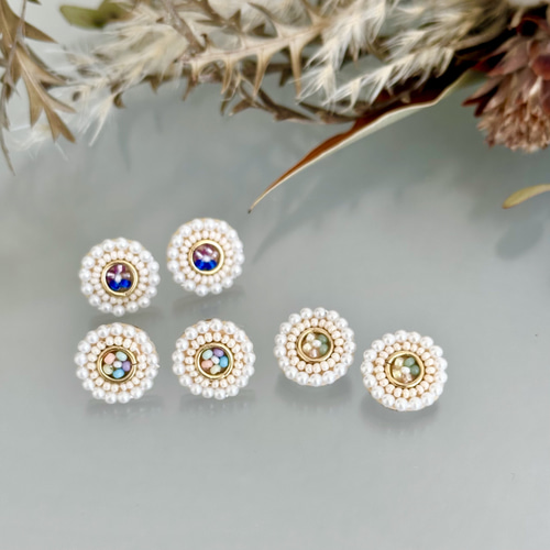 No.3841♡ゴールドxネイビービーズ刺繍ピアス・イヤリング ハンドメイド 854【ﾋﾟｱｽorｲﾔﾘﾝｸﾞ】ビーズ刺繍×シェルビーズ | MiRai
