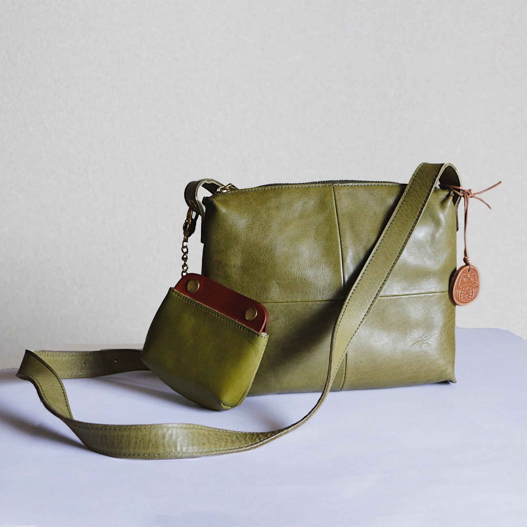 高級牛革ショルダーバッグ レディース 本革コンパクト斜め掛けレザーバッグ 旅行　身軽　長財布入れ