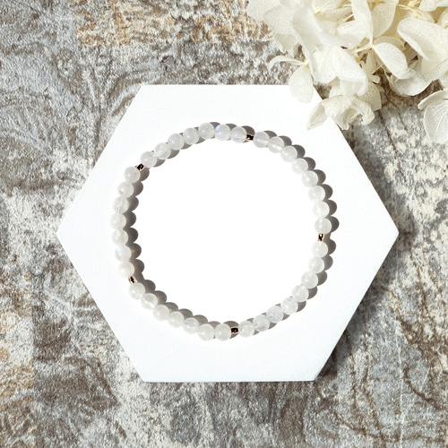 シラーと虹🌈入りホワイトラブラドライトブレスレット