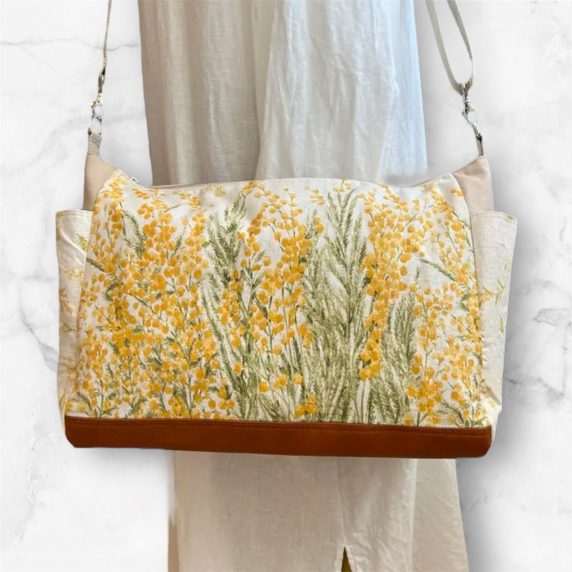 A4対応 大容量　サイドポケットが便利な　ショルダーバック　2way ビジネスバック　ミモザ柄②ナチュラル