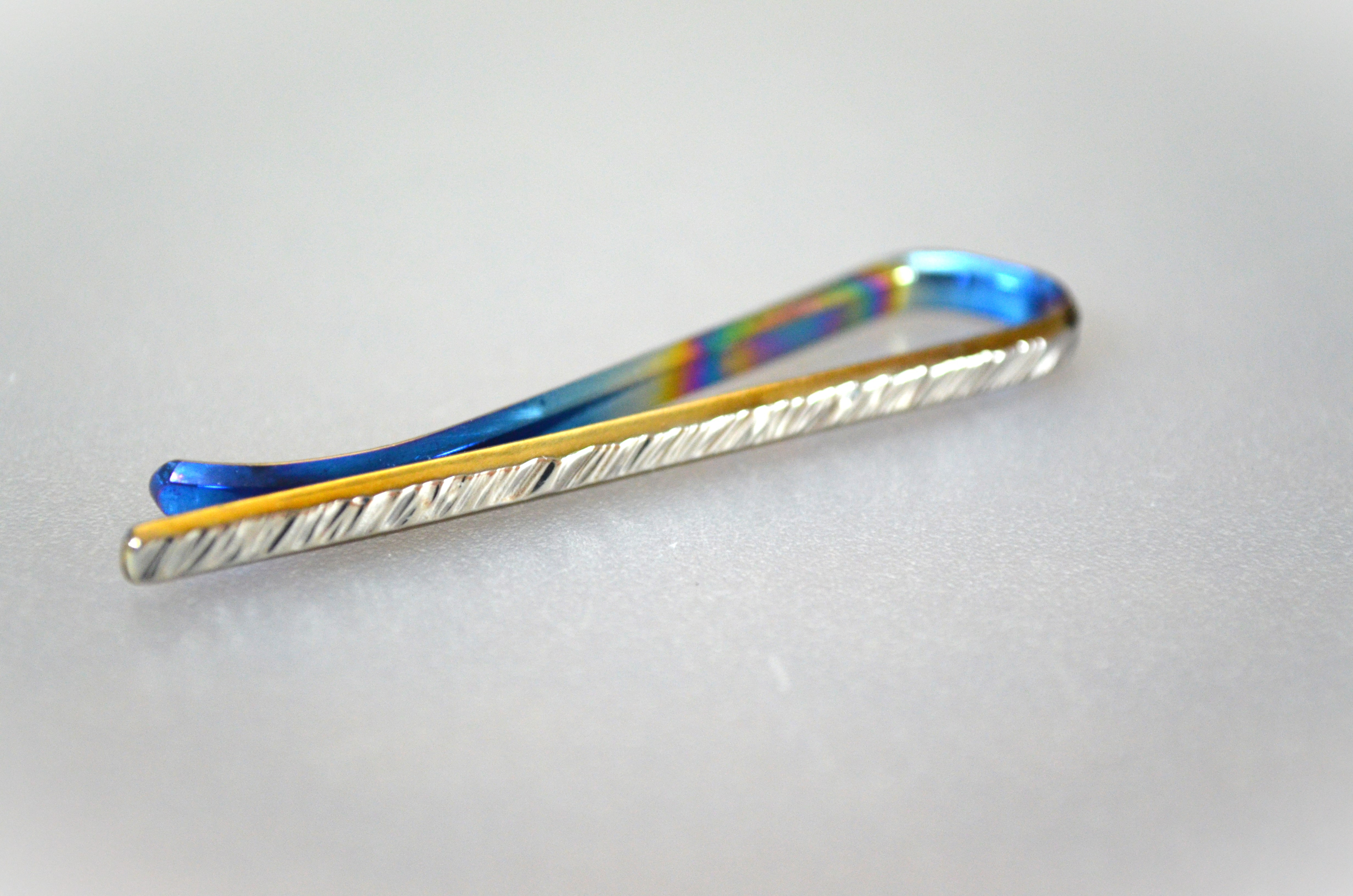 Titanium tie bar・鍛造純チタンネクタイピン・鎚目できらきら惑わせる・虹・受注生産