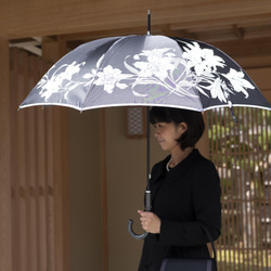 【晴雨兼用傘】絵おり 百合 ブラック 1枚目の画像