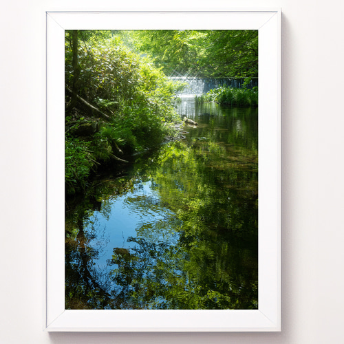 水彩画 風景 額縁 清流 インテリア 絵画 森 川