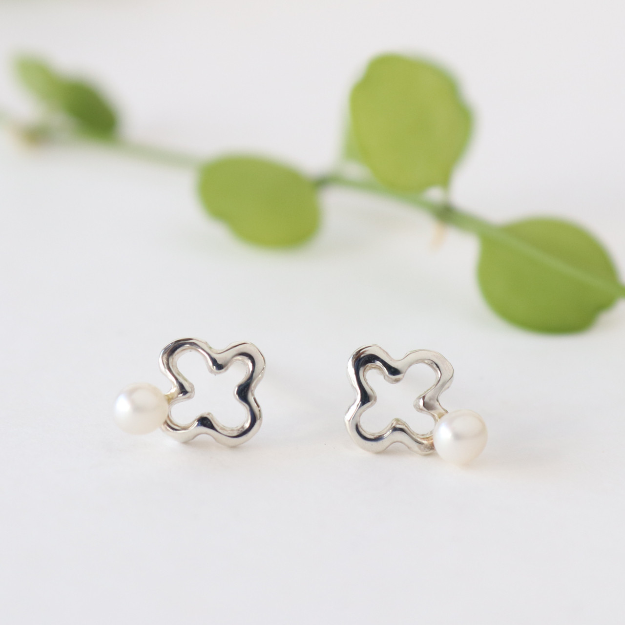 パール シルバー925 ピアス ちびぽわんクローバー【イヤリング変更可能】6月誕生石