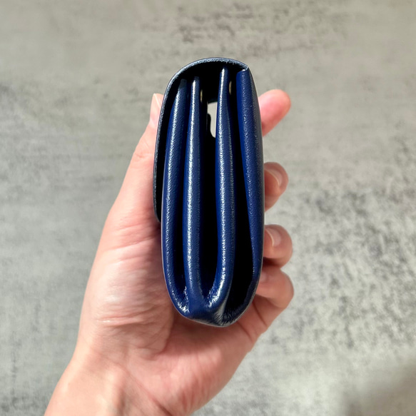牛本革コンパクト二つ折り財布 ブルー 薄型スリムでガバッと開くじゃばら財布 お札折らずにスルッと入りカード仕切り付き 4枚目の画像