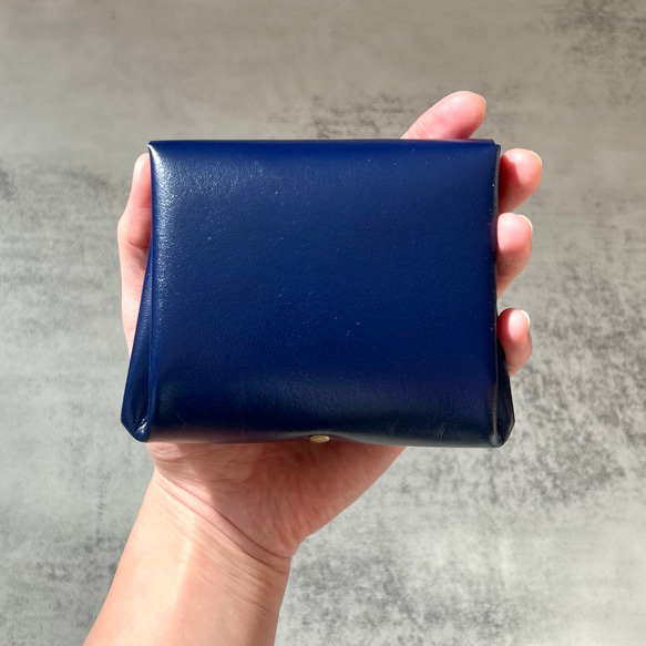 牛本革コンパクト二つ折り財布 ブルー 薄型スリムでガバッと開くじゃばら財布 お札折らずにスルッと入りカード仕切り付き 3枚目の画像