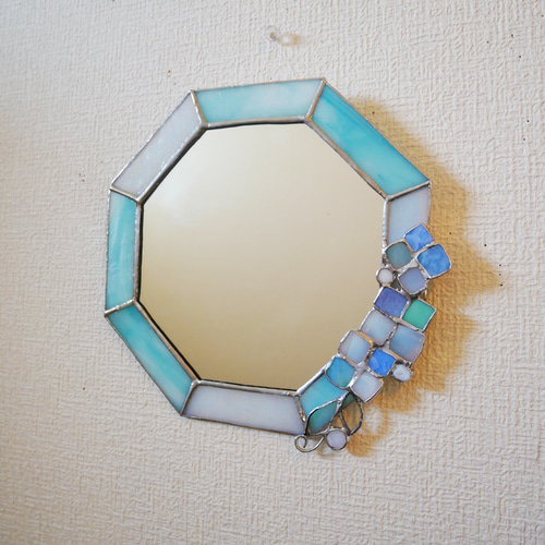 ✴︎:.。淡いブルーの八角形鏡♪ (size20㎝/max23） ステンドグラス