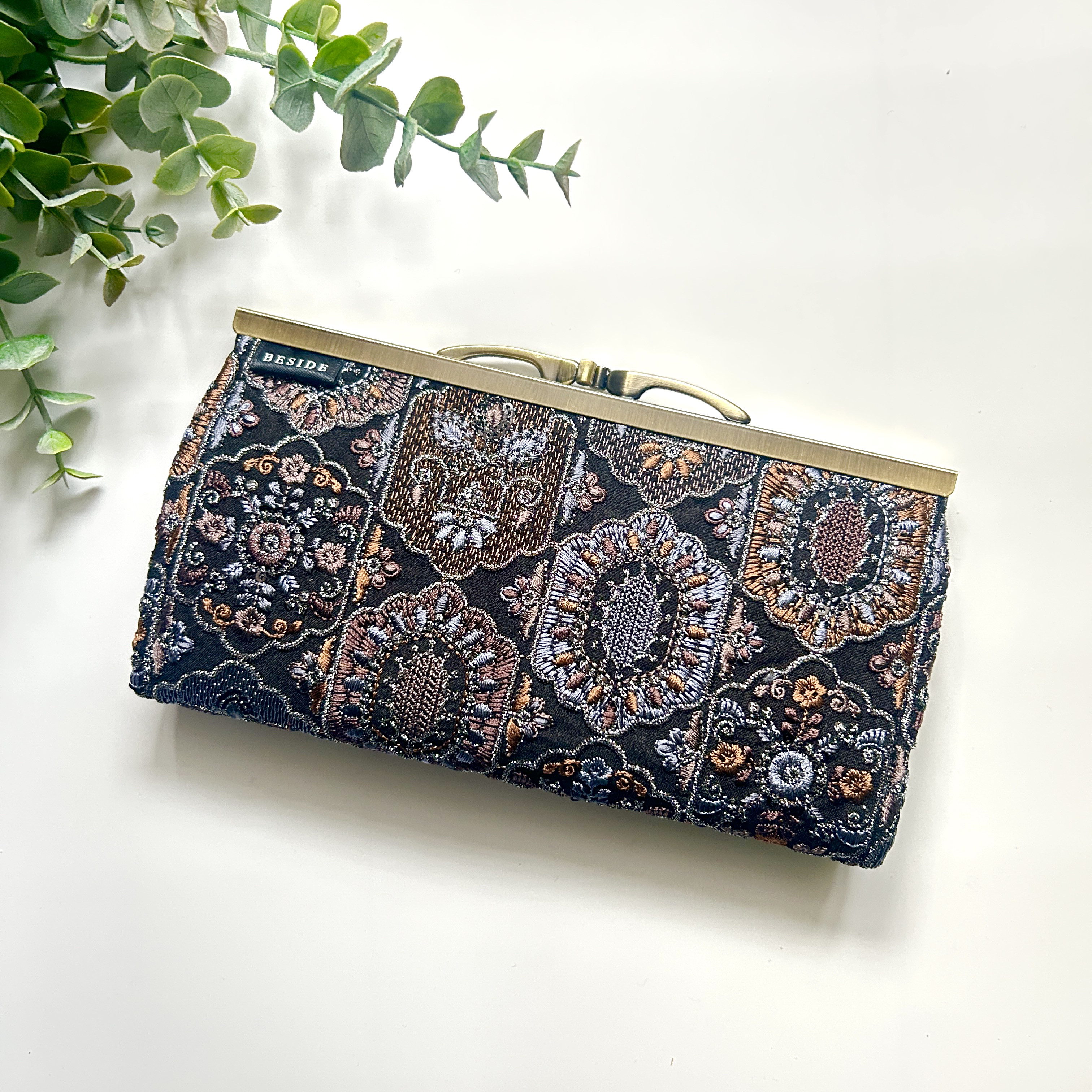 黒地×ブルーブラウン刺繍　シルバーラメ糸入り　インド刺繍の上品ウォレット 長財布　がま口