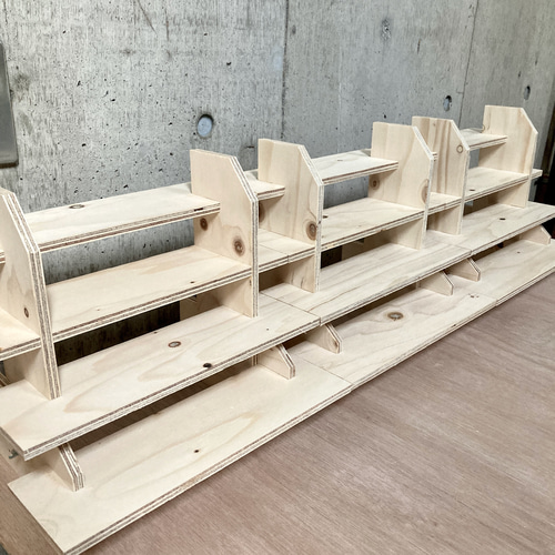 小物用ディスプレイ 低段差ひな壇4段/30幅/4.5差/普通合板〈上質