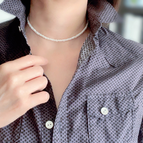 淡水ケシパール 小さめ平ボタン型 チョーカーネックレス 2x4mm