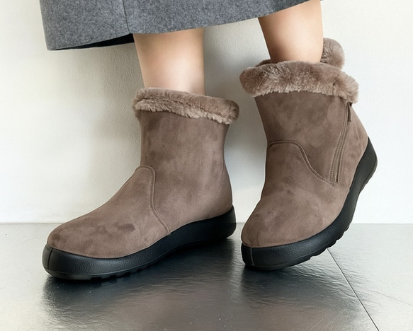 暖和得像毯子一樣！側拉鍊設計，穿脫方便。溫暖又舒適！毛絨短靴 第1張的照片