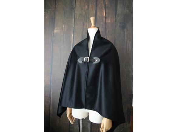 PEDDLER カシミアポンチョ 黒 微光沢 牛革ヌメ 真鍮バックル ストール 