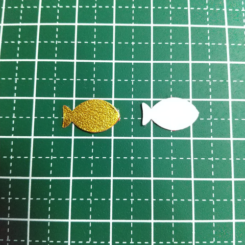 クラフトパンチ#1525☆50枚 メタリック 魚 フレークシール シール Y.I