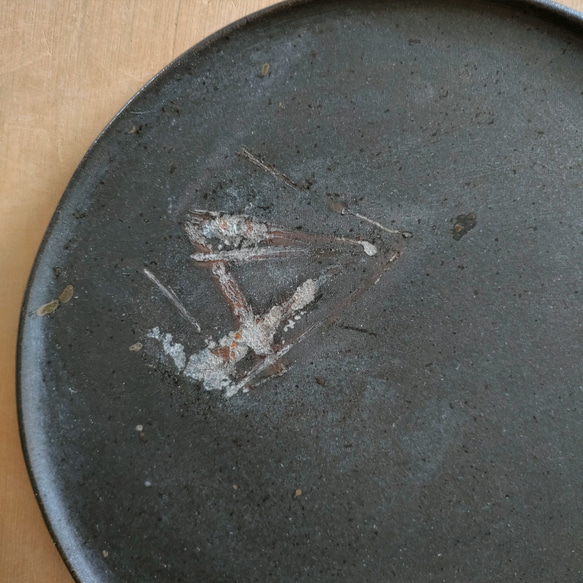【訳あり品】ピザ・ケーキ皿／黒・焼き〆陶器（レンジ、オーブン、食洗機対応） 3枚目の画像
