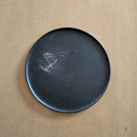 【訳あり品】ピザ・ケーキ皿／黒・焼き〆陶器（レンジ、オーブン、食洗機対応） 2枚目の画像