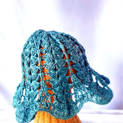 日除け・日焼け防止UVカット　手編みチューリップハット　透かし模様のたためるレディース用お帽子　くすみブルー　青 3枚目の画像