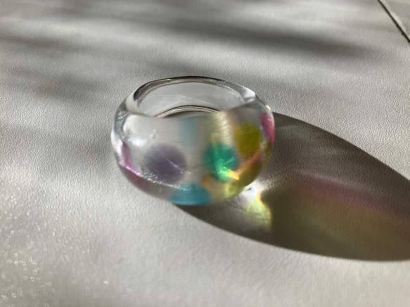 蜻蛉玉の指輪＊虹のドット〈2025-01〉 2枚目の画像