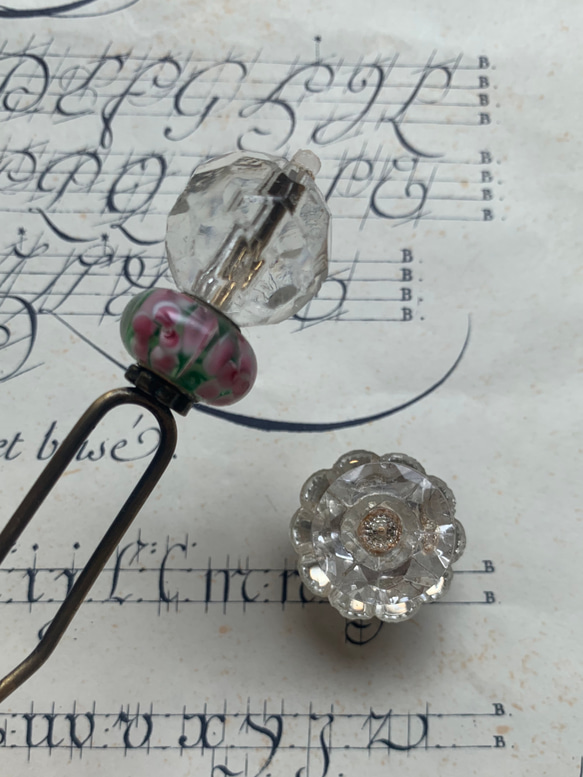 ビンテージガラス素材のレトロムード溢れる玉簪と帯留めのセット「花雫」 1枚目の画像