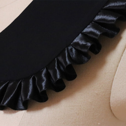 【つけ襟】たっぷりフリル！サテンリボンの丸襟の付け襟【黒】 2枚目の画像