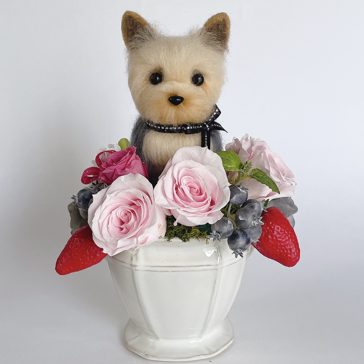 ヨークシャーテリアといちごのプリザーブドフラワーアレンジメント　犬　母の日