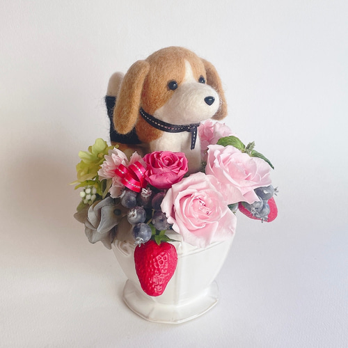 ビーグルといちごのプリザーブドフラワーアレンジメント 犬 母の日