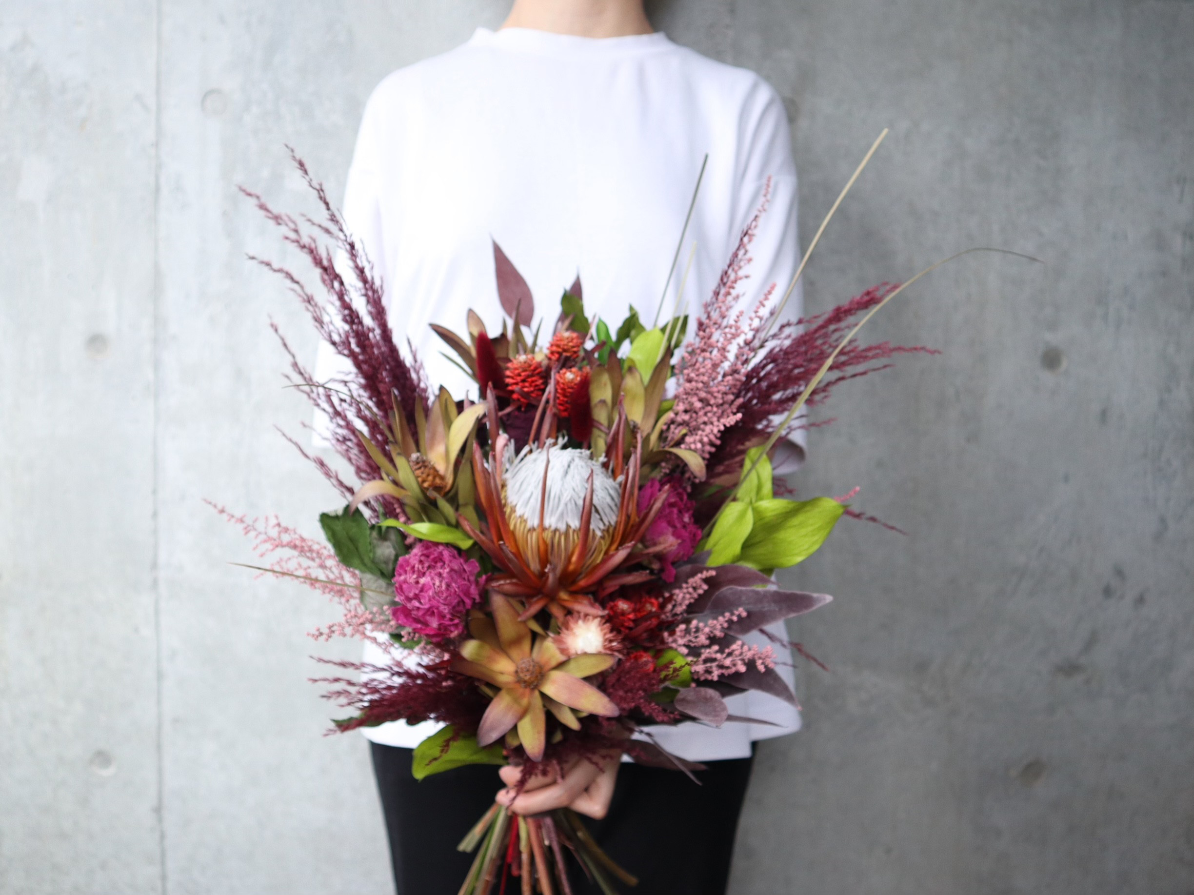 【人気】ふわふわ春の風を運ぶワインパンパスとプロテアの個性派ブーケ ドライフラワー ウェディングブーケ