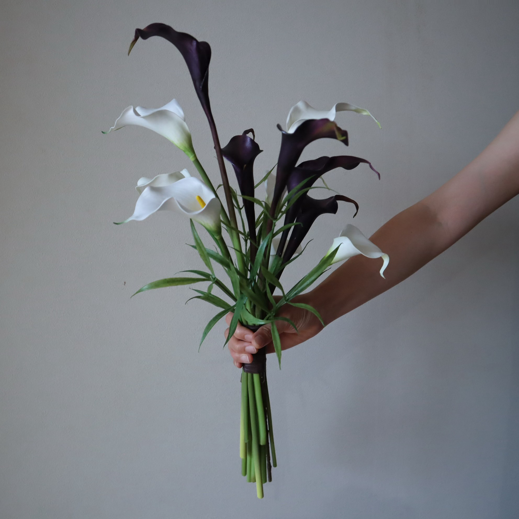 白ドレスにも映える黒&白カラーリリィの大人花嫁ブーケ♡ アーティフィシャルフラワー ウェディングブーケ