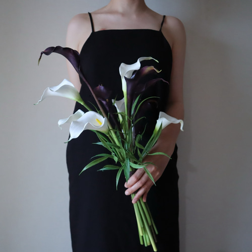 白ドレスにも映える黒&白カラーリリィの大人花嫁ブーケ♡ アーティ