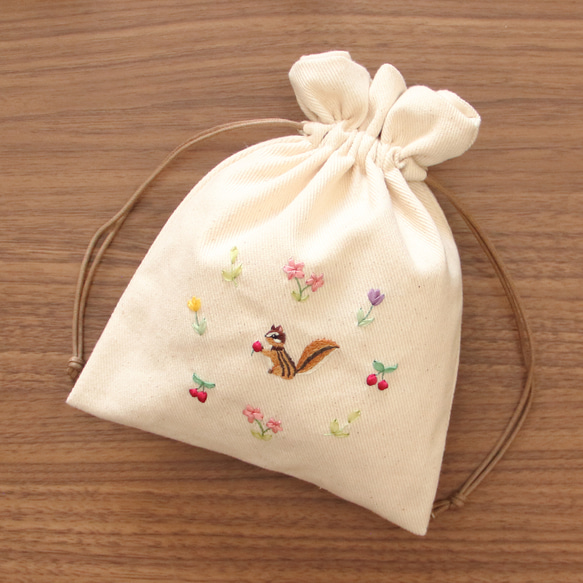 巾着　手刺繍　リスと春色の花 1枚目の画像