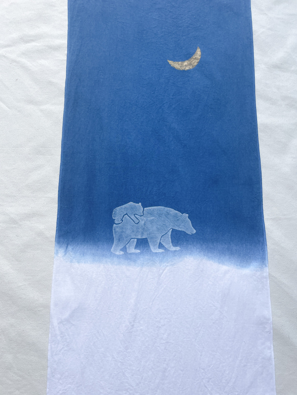 送料無料 月夜のホッキョクグマ親子　藍染め手ぬぐい　型摺り染 クマ　熊 4枚目の画像