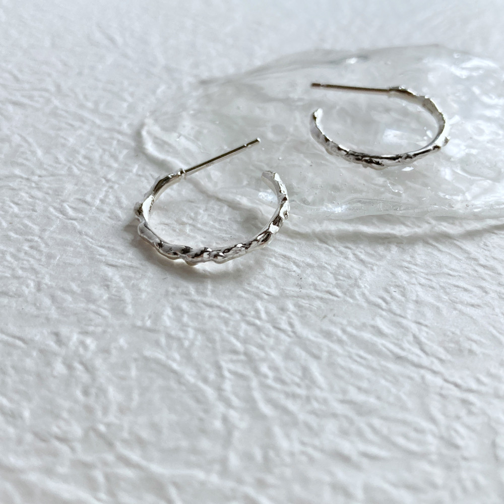 とろけるシルバーの細身フープピアス【Melty/fit thin hoop pierce】