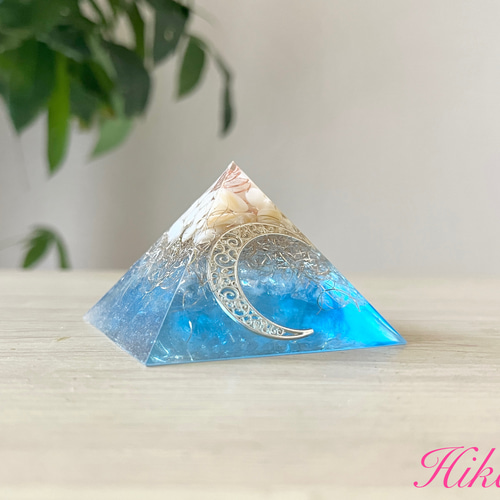 夜空に浮かぶ月モチーフのオルゴナイト その他インテリア雑貨 サロンド