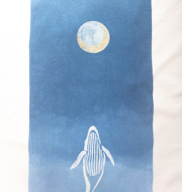送料無料 飛び跳ねるクジラと三日月  藍染手ぬぐい 型摺り染 2枚目の画像