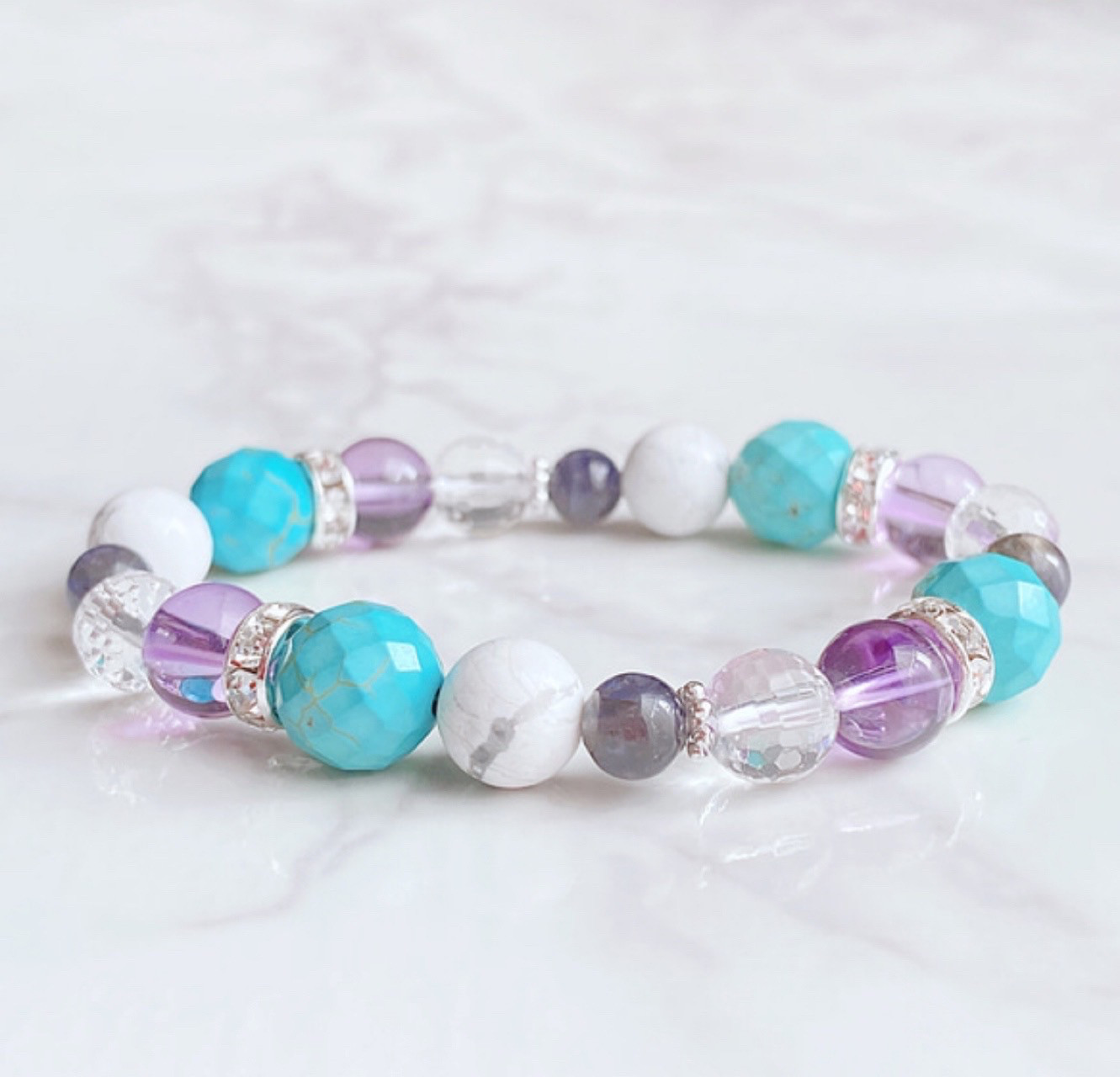 ✦爽やかな彩りと癒しを手元に 天然石ブレスレット｜ハウライトターコイズ・アメジスト・アイオライト No.158