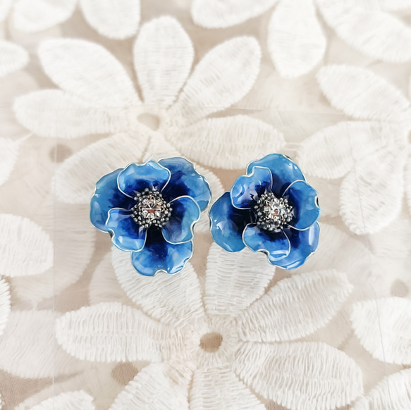 blue rose アンティークブルー のお花 　直径20mm　≪シルバー≫ インディゴ 藍色　サージカルステンレス 2枚目の画像