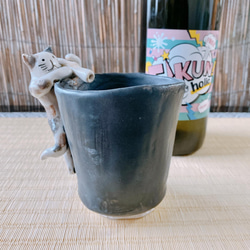 【クリスマスプレゼント】一升瓶抱えてお酌をしてくれる猫又の湯呑み 妖怪陶器 2枚目の画像