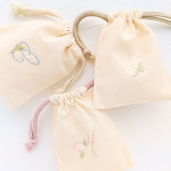 選べるデザイン】イニシャル刺繍の巾着袋 くすみカラー 誕生日祝い